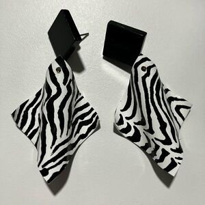 Vintage 1980’s wavy zebra pattern acrylic geometric stud earrings.